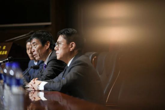 由周迅、吴镇宇、祖峰领衔主演、孙睿主演的电影《保持沉默》日前曝光了终极神秘角色万文芳的造型及扮演者，万文芳由周迅饰演，这也是周迅又一次一人分饰两角